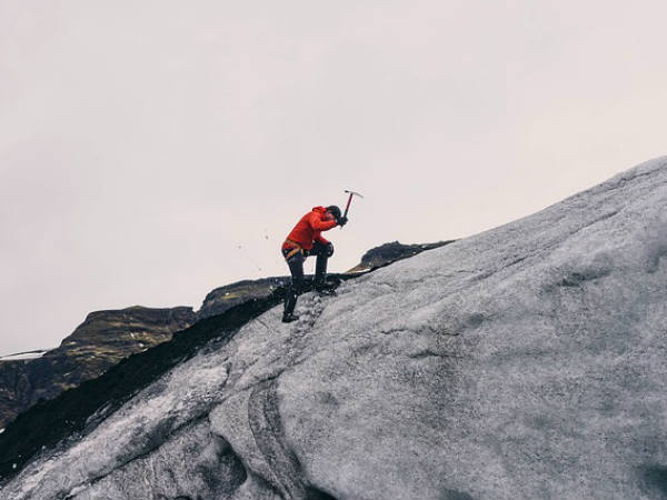 पहाड़ों पर चढ़ते हुए