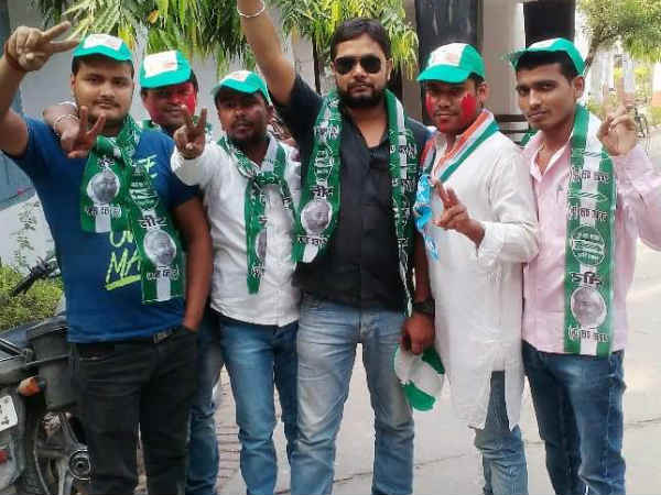 उत्साह से भरे कार्यकर्ता 