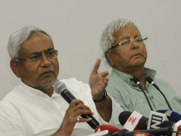 प्रेसवार्ता में नीतीश 