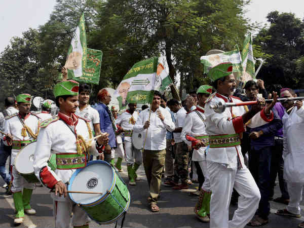 ढोल नगाड़े बजे 