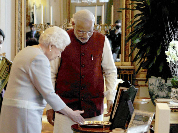 लाल रंग का नेहरू जैकेट