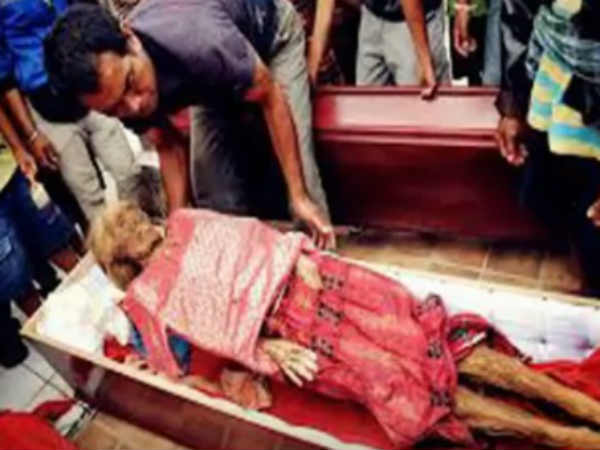 लाश के साथ नाचते हैं लोग 