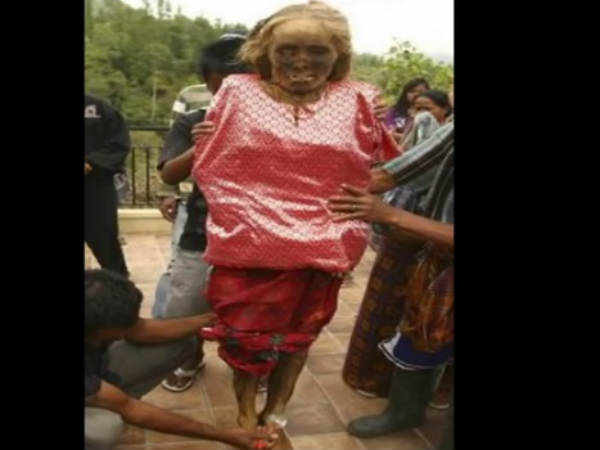 खुद पहनते हैं लाश को पहनाये कपड़े 