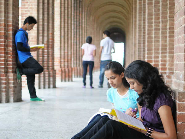 महिलाओं को घूरने में 1 साल 