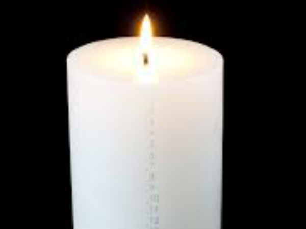 सफेद रंग की मोमबत्ती