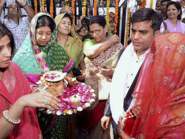 तेज प्रताप अपनी पत्नी के साथ