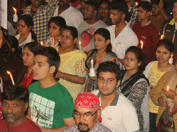 हजरतगंज में बड़ी संख्या में मार्च करते लोग