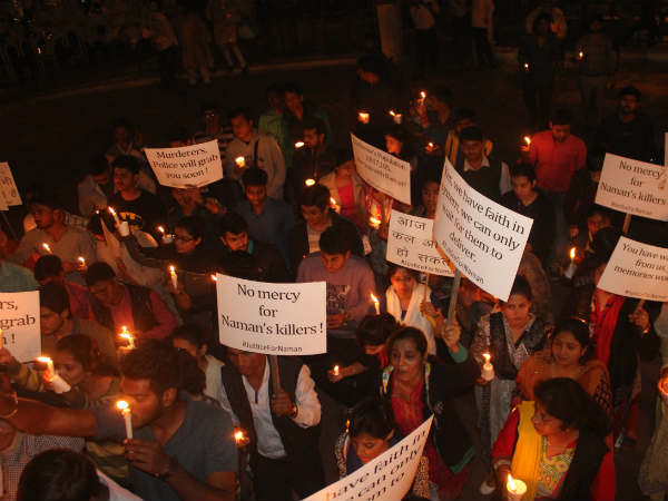 इंसाफ की गुहार के लिए मार्च करते लोग