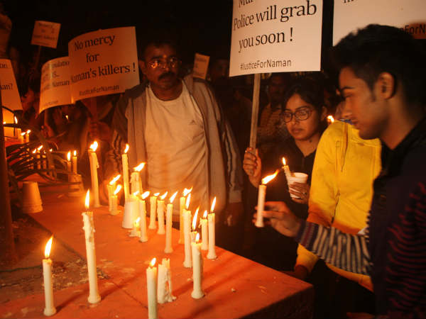नमन के लिए कैंडिल जलाते लोग