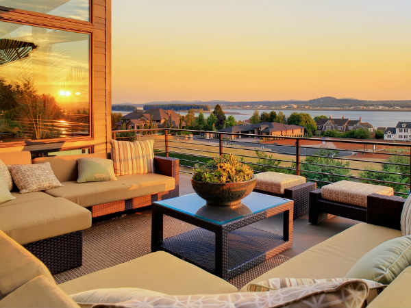 मुख्य द्वार के बाहर बल्ब