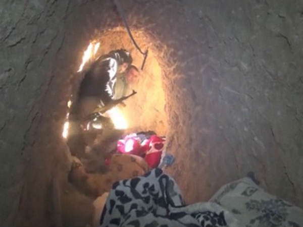 सुरंग के अंदर ही सोते आतंकी