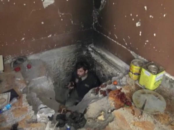 हथियार और बारूद छिपाते थे आतंकी 