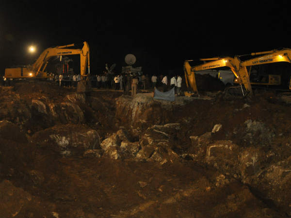 बोरवेल के बगल में खोदा जा रहा गड्ढा