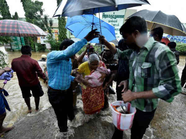 Chennai Rain Pics: राहत कार्य में जुटे समाजसेवी Chennai Rain Pics: राहत कार्य में जुटे समाजसेवी