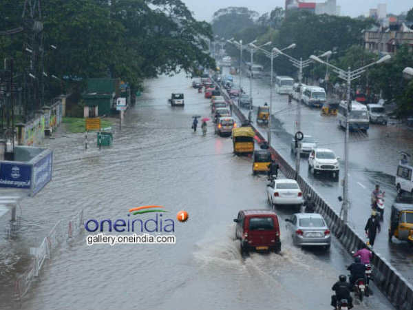 Chennai Rain Pics: फिर भी चल रहा यातायात Chennai Rain Pics: फिर भी चल रहा यातायात
