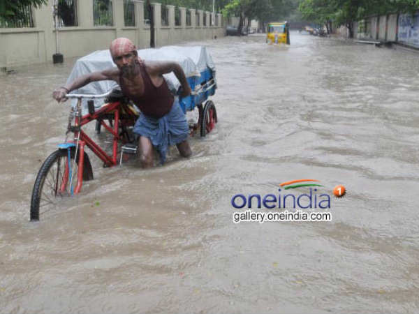 Chennai Rain Pics: सबसे ज्यादा पीड़ित है गरीब Chennai Rain Pics: सबसे ज्यादा पीड़ित है गरीब