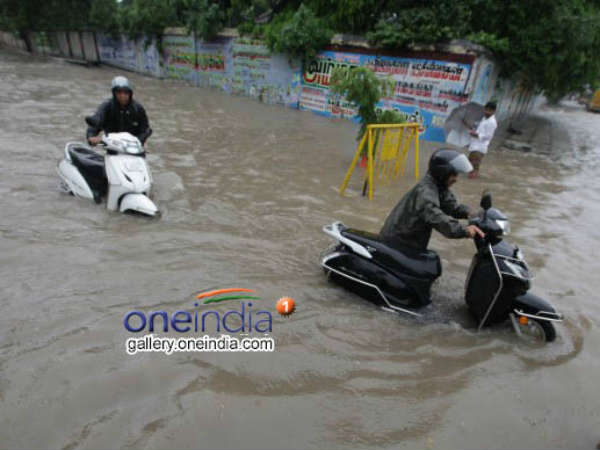 Chennai Rain 2015 Pics: लोग परेशान Chennai Rain 2015 Pics: लोग परेशान