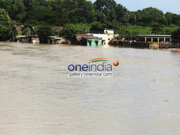 Chennai Rain 2015 Pics: ये नदी नहीं चेन्नई है Chennai Rain 2015 Pics: ये नदी नहीं चेन्नई है
