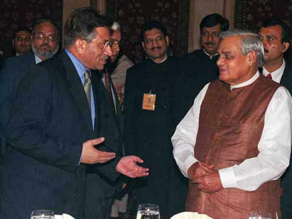 नवाज गए परवेज आए 