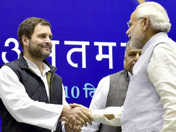 मोदी और राहुल ने मिलाया हाथ 