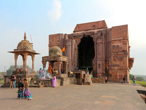 करोड़ों की संख्या में सैलानी