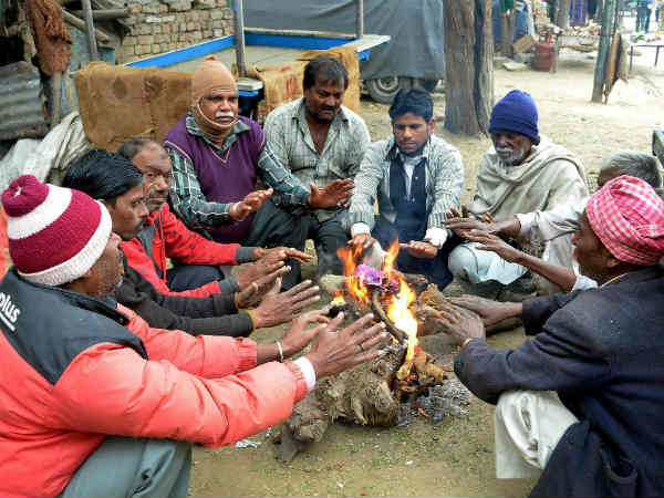 मेरठ में हाथ तापते लोग 