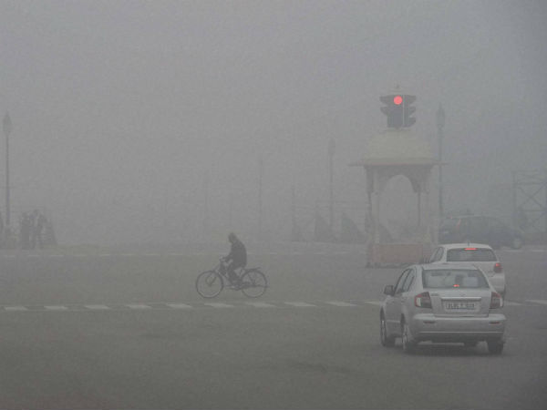 सड़क पर नहीं दिख रहे वाहन 