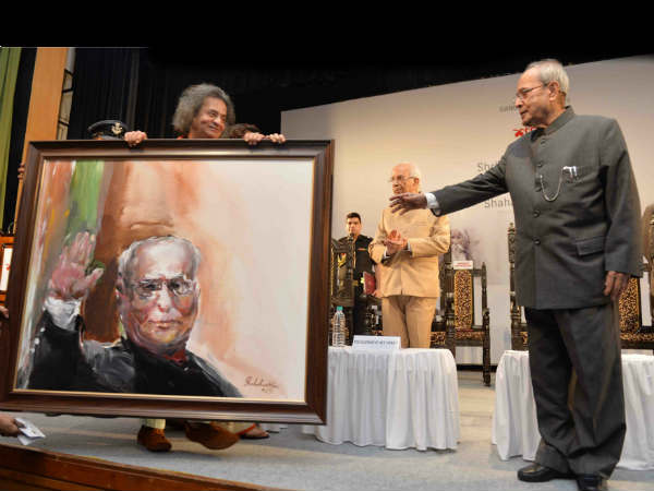 अपना चित्र देख खुश हुए प्रणब दा 