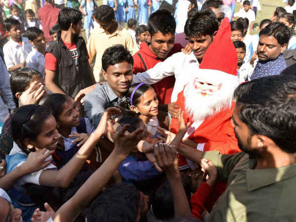 भोपाल की सड़क पर सेंटा 
