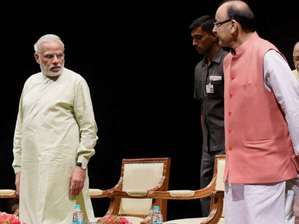 एक कार्यक्रम के दौरान पीएम मोदी और वित्त मंत्री एक कार्यक्रम के दौरान पीएम मोदी और वित्त मंत्री