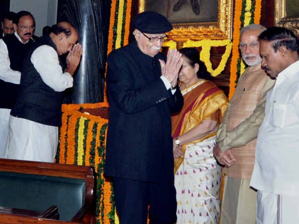 बाबा साहब की जयंती के कार्यक्रम के दौरान पीएम मोदी और लाल कृष्ण आडवाणी बाबा साहब की जयंती के कार्यक्रम के दौरान पीएम मोदी और लाल कृष्ण आडवाणी