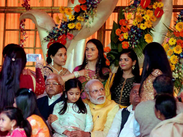 मुलायम सिंह यादव के भतीजे की शादी में पीएम मोदी मुलायम सिंह यादव के भतीजे की शादी में पीएम मोदी