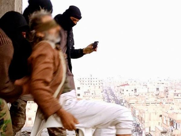 लोगों को बिल्डिंग से फेंका नीचे 