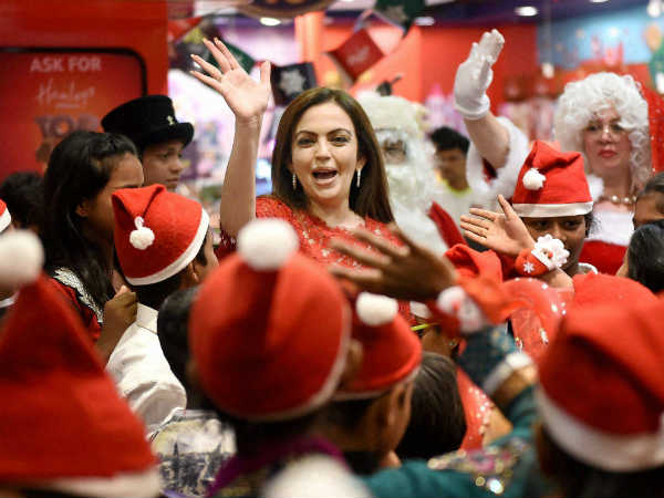 नीता अंबानी बच्चों के संग 