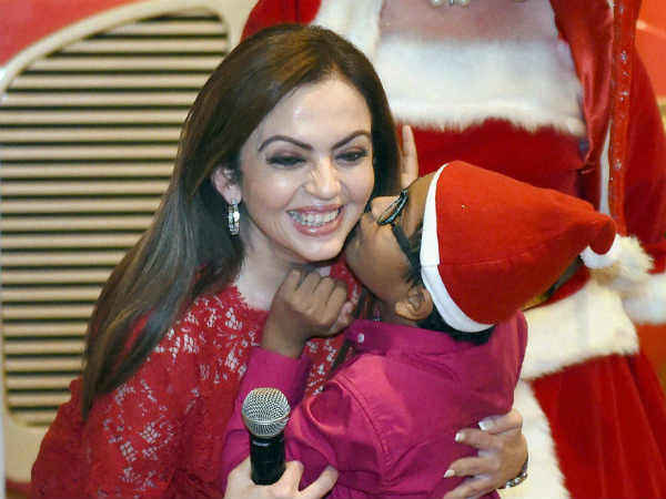 नीता अंबानी बच्चों के संग
