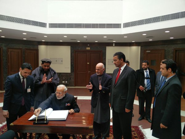 रूस दौरे लौटे पीएम मोदी 