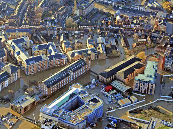 ब्रिटेन में तेज राहत और बचाव कार्य