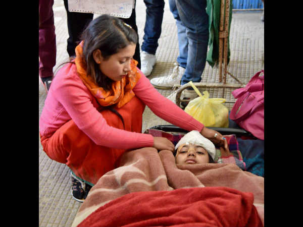 भूकंप में घायल हुई बच्ची