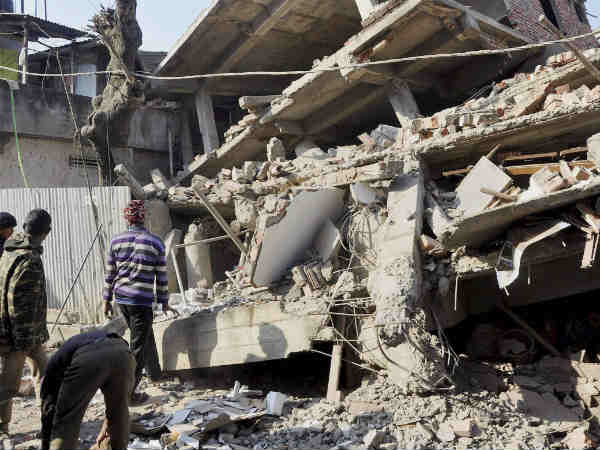 भूकंप में गिर गई बड़ी बिल्डिंग