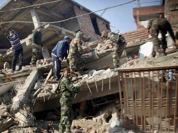 राहत कार्य में जुटे सुरक्षाकर्मी