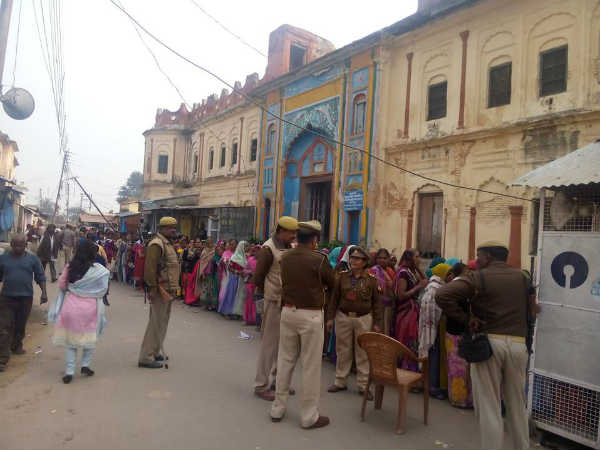 पैंतरों से बचें तो शांति को महसूस करें