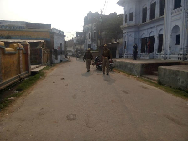 गली-गली में पुलिस और बैरीकेडिंग