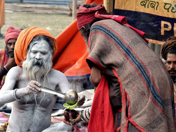 पिता को तिलक लगायें 