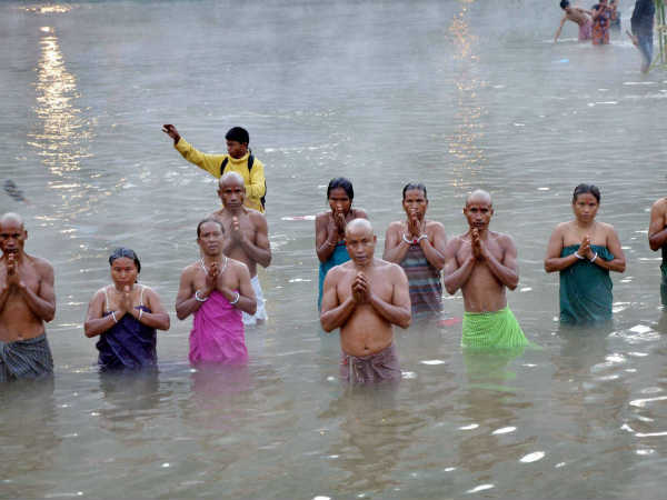 पूर्वजों को तर्पण 