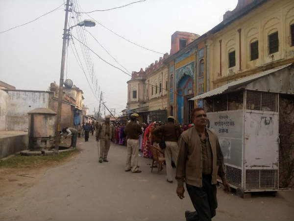 श्रद्धालुओं की लंबी कतार