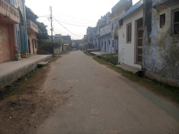 सन्नाटा पसरा गलियों में