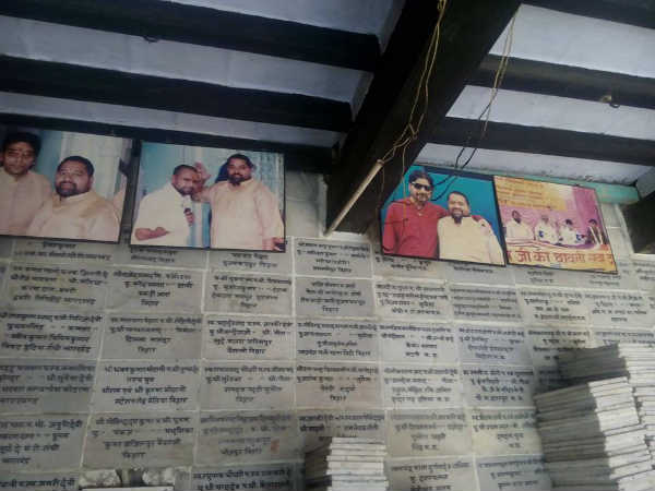 यहां के पंडा औऱ बाबा भी हैं सक्रिय