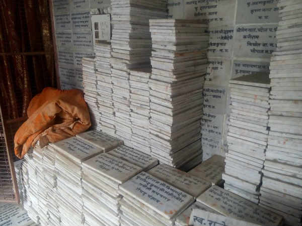 पत्थरों पर लिखा है दानकर्ता का नाम