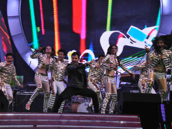 सैफ ने दी रंगारंग प्रस्तुति