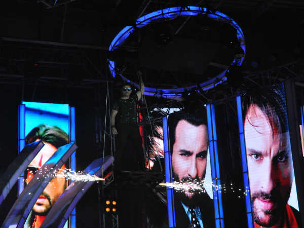 सैफ अळी के साथ थिरके लोग